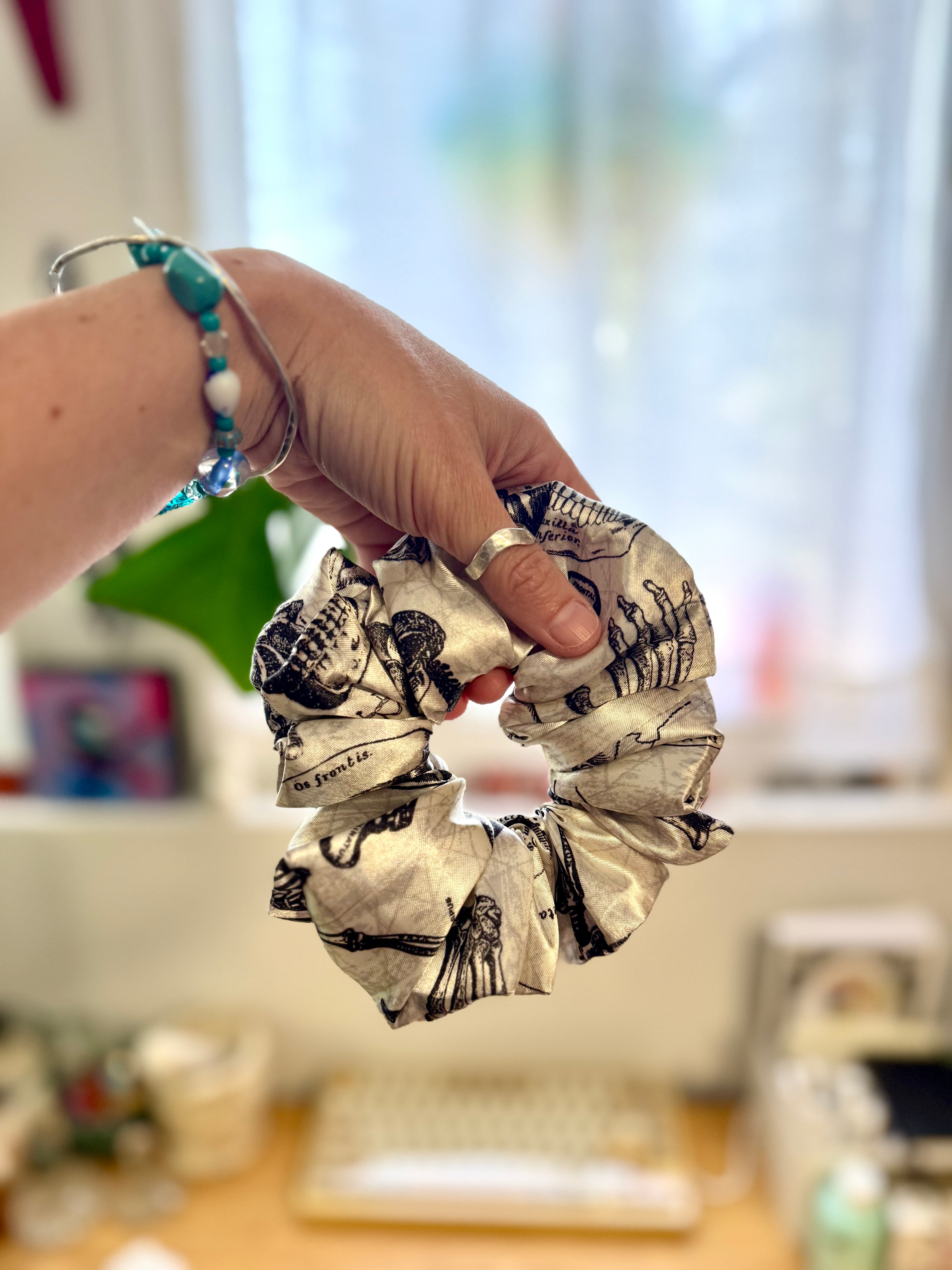 XL scrunchie - Skull and Bones