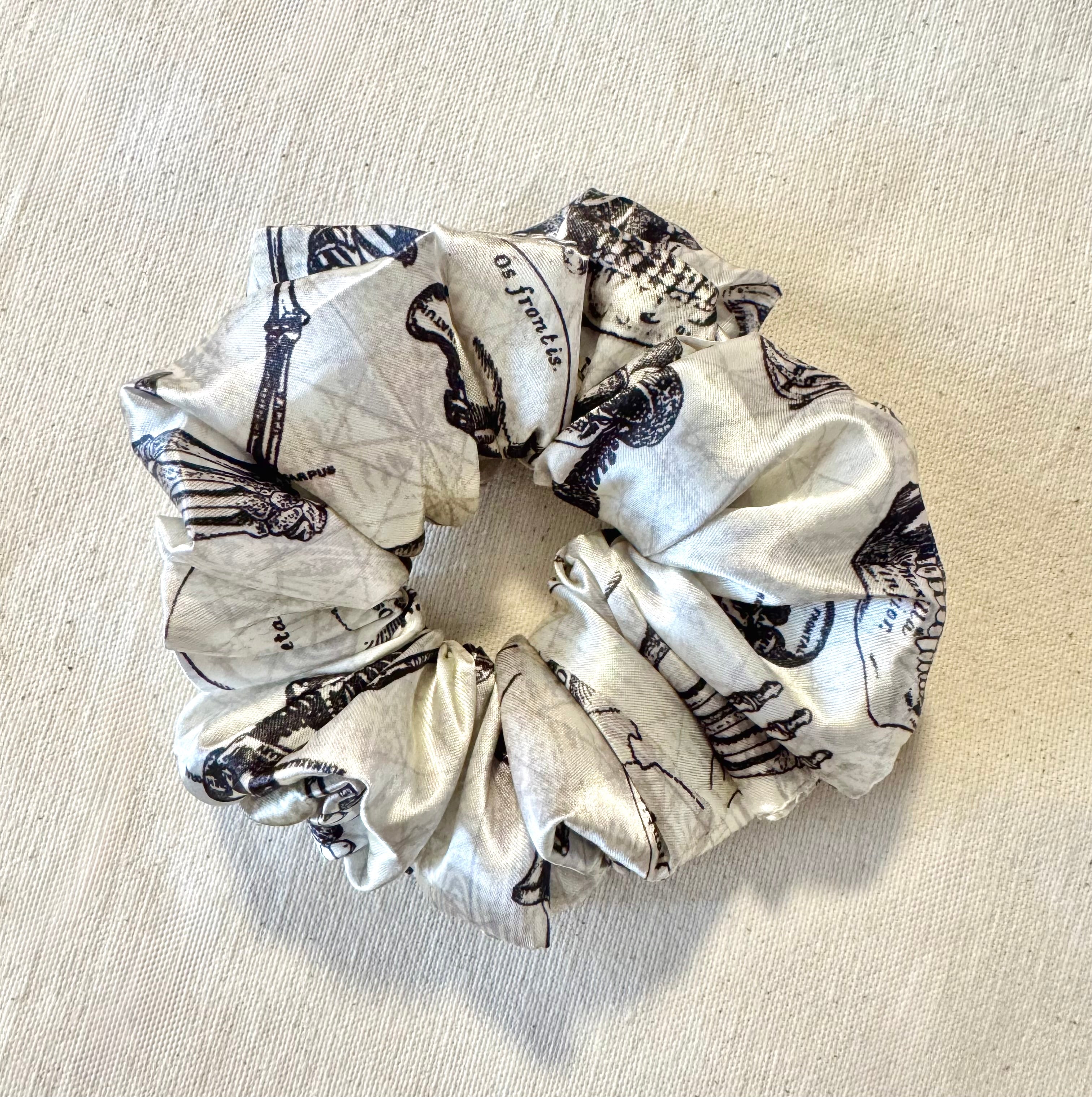 XL scrunchie - Skull and Bones