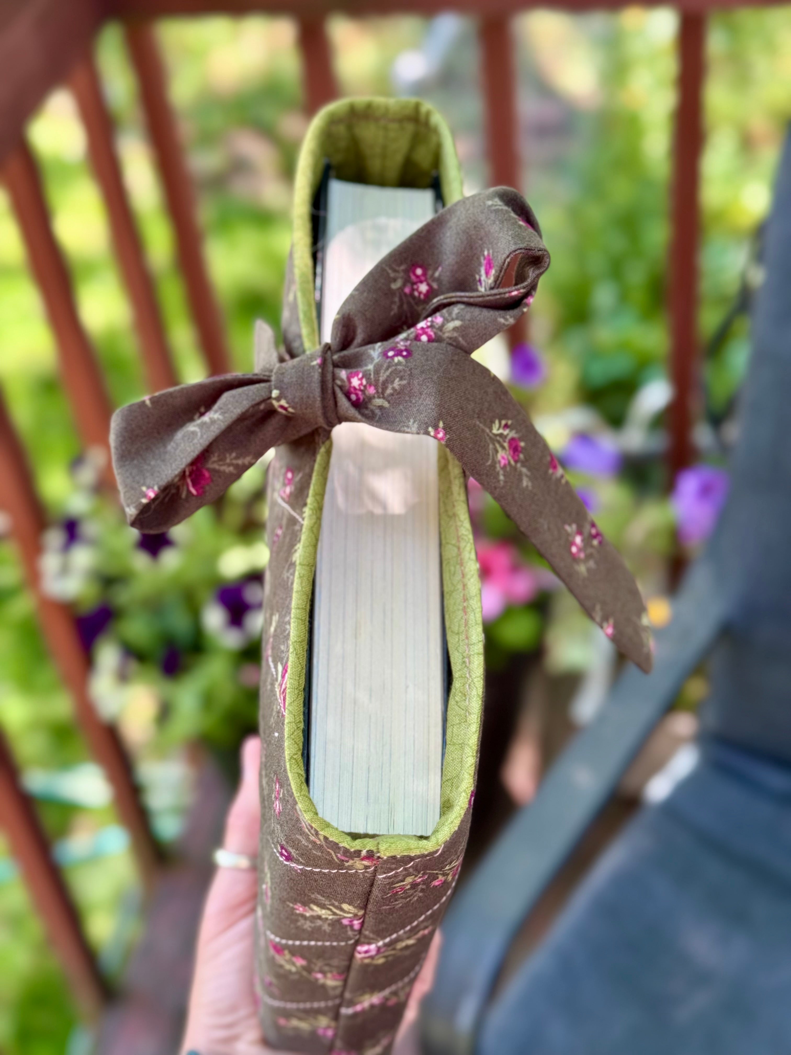 Book sleeve - Cottage Green Floral